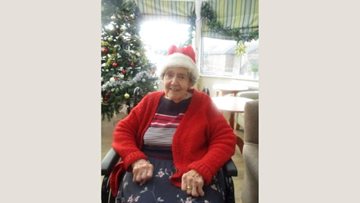 Ilford care home welcomes local school choir